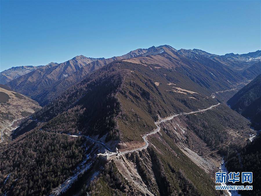 (图文互动·新华全媒头条)(1)让农民致富奔小康的道路越走越宽广——党的十八大以来以习近平同志为核心的党中央关心农村公路发展纪实