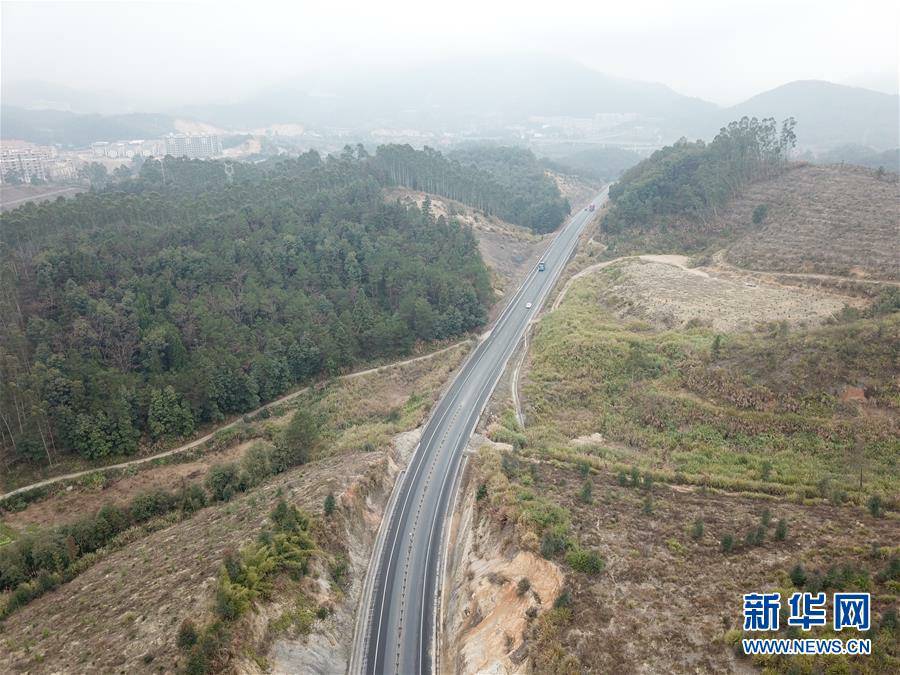 (图文互动·新华全媒头条)(2)让农民致富奔小康的道路越走越宽广——党的十八大以来以习近平同志为核心的党中央关心农村公路发展纪实